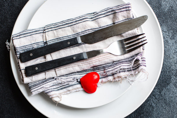 节日餐具餐桌设置爱的环境盘，叉，刀情人节背景母亲日托或3月8日愉快的俯视图拷贝空间文字食物背景质朴图片下载
