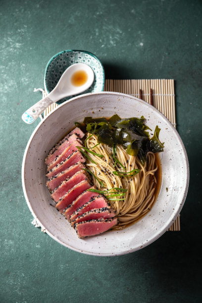 日本的拉面。亚洲汤与面条拉面，味噌，炸金枪鱼排和海藻图片下载