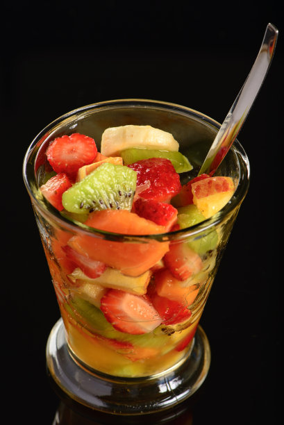 玻璃杯里的水果沙拉图片下载