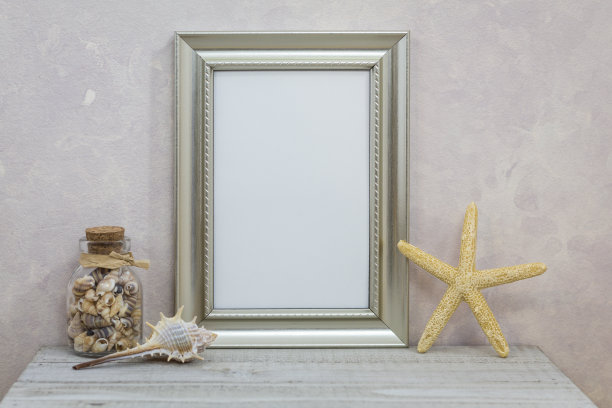 银色框架模型与贝壳对抗粉色纹理墙春天，夏天，大海，海滨，海滩，假期，假期，派对主题图片下载
