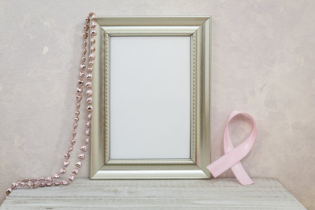 银色框架模型与粉色癌症丝带对粉色纹理墙图片下载