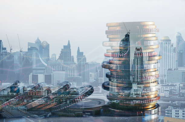 双曝光城市与排硬币堆叠增长图表和图表进度报告，为企业投资金融银行和储蓄概念。图片下载