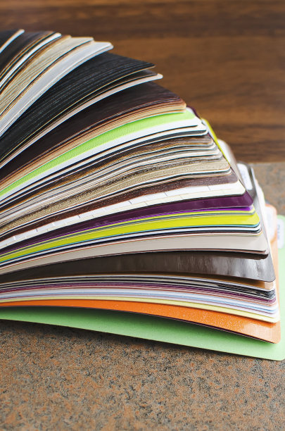 光滑的PVC塑料卡选用家具内衬风扇的特写颜色。垂直的摄影。图片下载