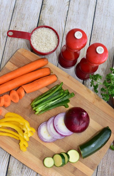 完整的有机材料准备自制一锅健康和丰盛的辣椒，汤或炖菜图片下载