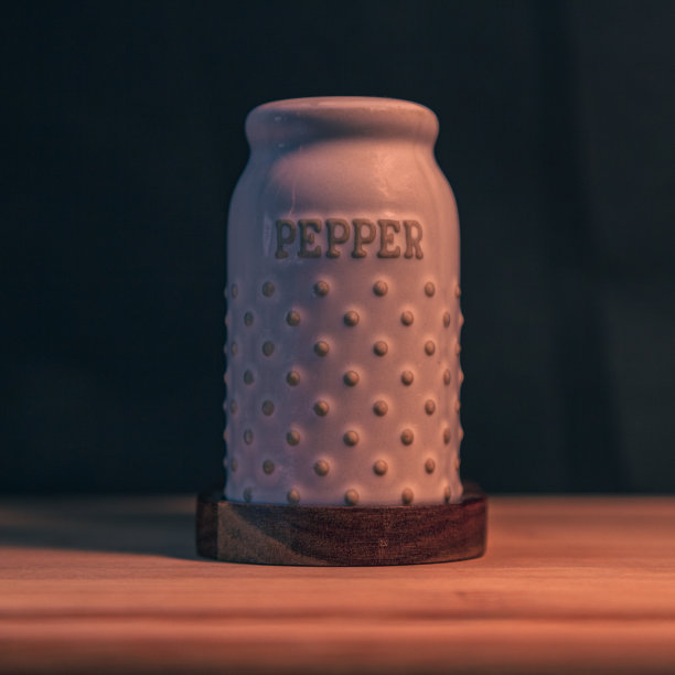 木桌上的陶瓷胡椒瓶图片下载