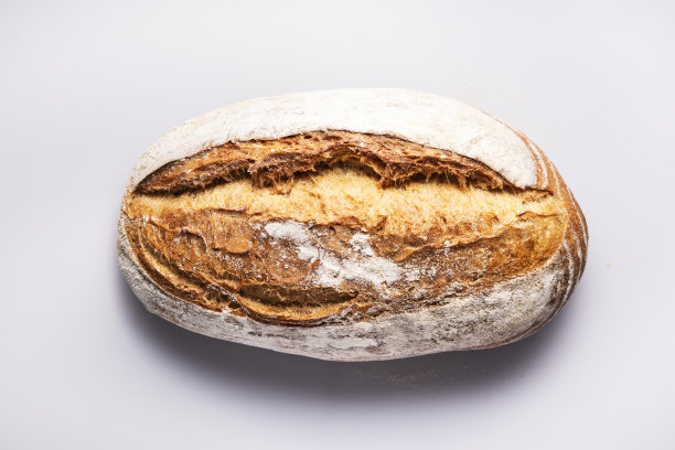 整个斯佩尔特面包孤立在白色背景图片下载