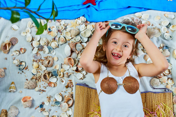 小女孩模仿夏威夷度假在家隔离。图片下载