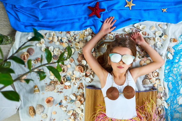 小女孩模仿夏威夷度假在家隔离。图片下载