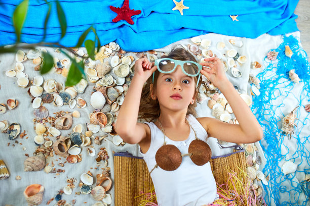 小女孩模仿夏威夷度假在家隔离。图片下载