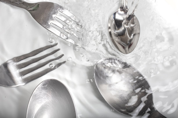 勺子和叉子在水下清洗图片下载