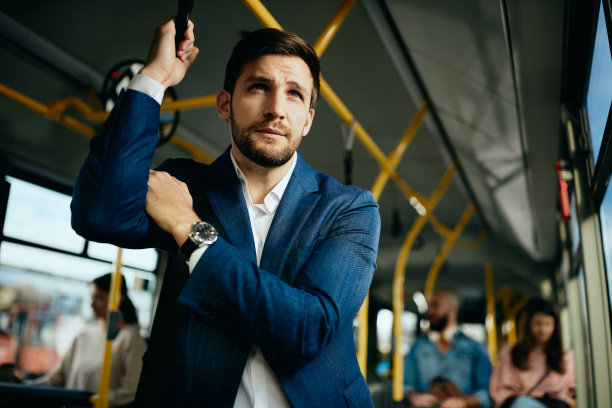 以下是坐公交车上下班的沉思企业家的照片。图片下载