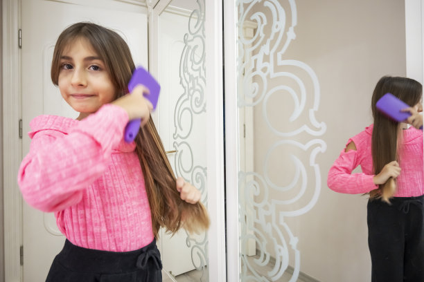 可爱的女孩正在梳头图片下载