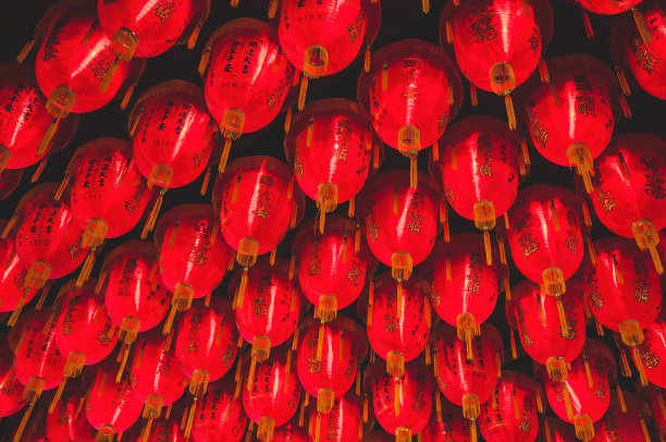 一排排鲜艳的红色中国灯笼图片下载