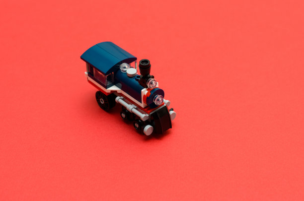 彩色纸上的玩具蒸汽火车。儿童铁路机车。用于文本的演示幻灯片。图片下载