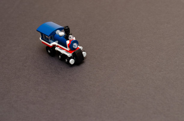 彩色纸上的玩具蒸汽火车。儿童铁路机车。用于文本的演示幻灯片。图片下载