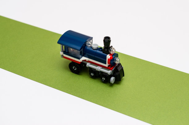 彩色纸上的玩具蒸汽火车。儿童铁路机车。用于文本的演示幻灯片。图片下载