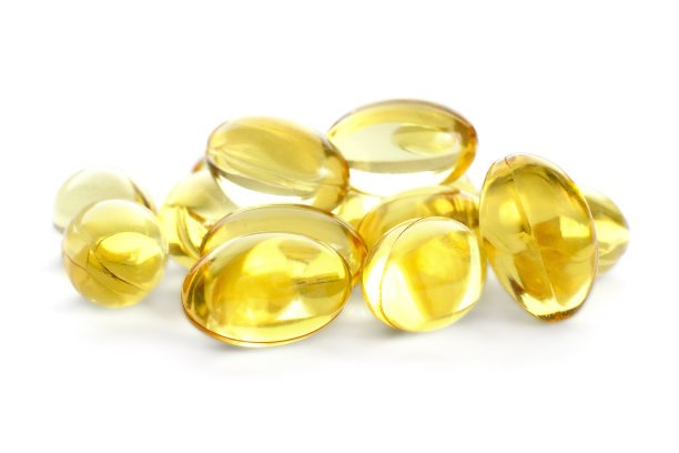 鱼油凝胶胶囊孤立在白色背景。白色背景上孤立的一堆黄色鱼油胶囊。-3鱼油胶囊。黄色鱼油胶囊的特写。图片下载