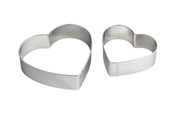 两个不锈钢心形饼干切割机，隔离图片下载
