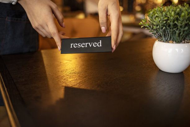 典雅餐厅摆桌服务，带预约卡接待图片下载