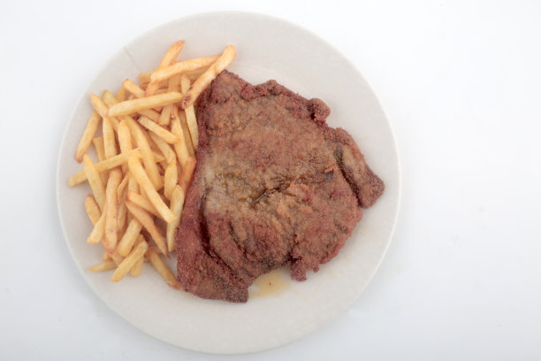 炸土豆片加面包屑的牛肉图片下载