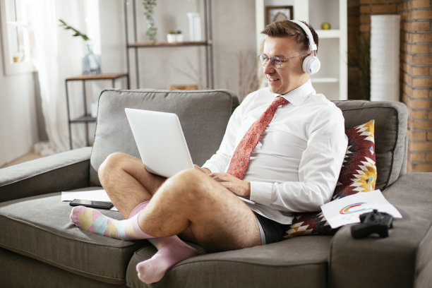 视频通话的年轻人图片下载