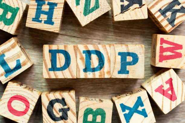 已完税货物的英文字母块，另以木材为背景图片下载