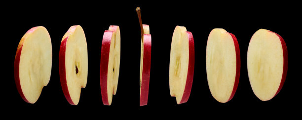 黑色背景上的苹果片漂浮在空中图片下载