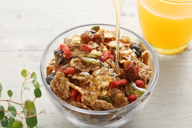 早餐麦片倒蜂蜜图片下载