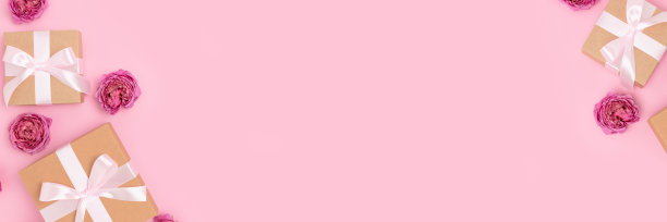 带有礼盒和粉红色背景玫瑰花的横幅。图片下载