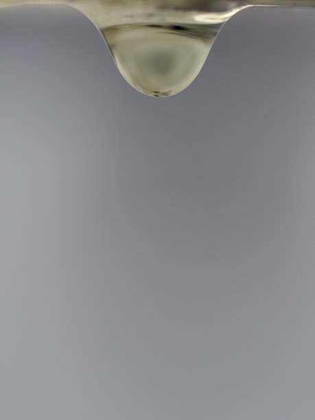 被照亮的水滴在桌子下面图片下载