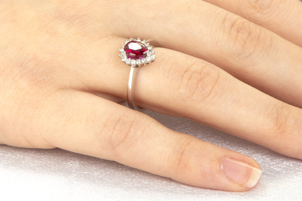 红宝石金戒指图片下载