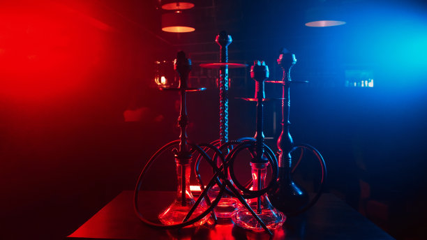 餐厅的桌子上放着水烟、玻璃烧瓶和金属碗，这是传统的东土耳其休闲方式图片下载