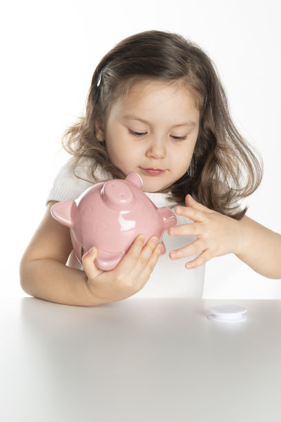 幼童和小猪储蓄罐图片下载