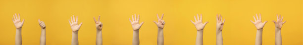 孩子举起的手和手指在黄色背景上显示从6到10的数字。图片下载