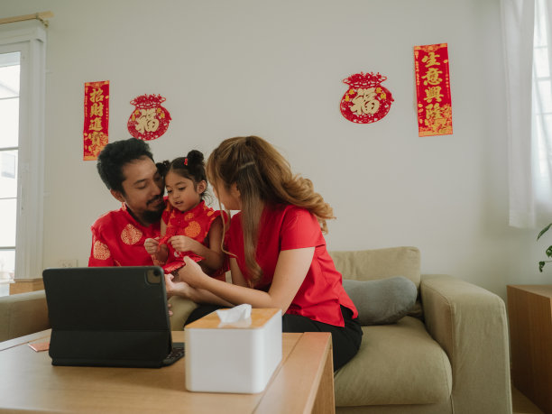 中国家庭和他们的亲戚一起庆祝春节。图片下载