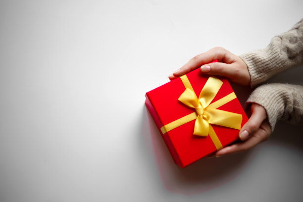 双手握着白色背景上的礼物图片下载
