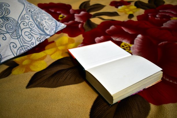 打开床上的书图片下载