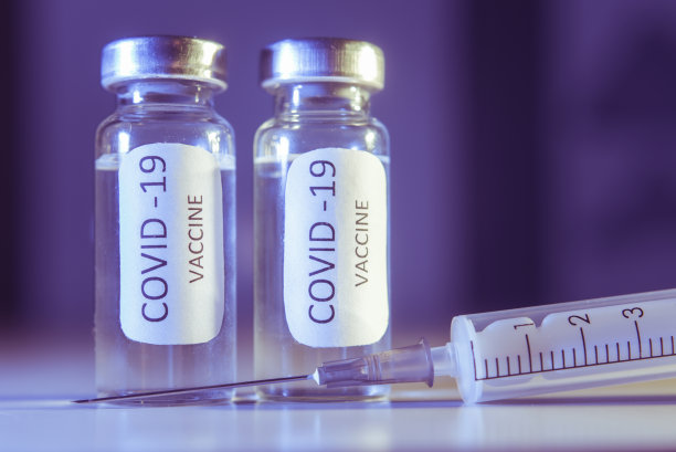 预防冠状病毒感染的疫苗接种。特写安瓿和注射器。概念图片下载