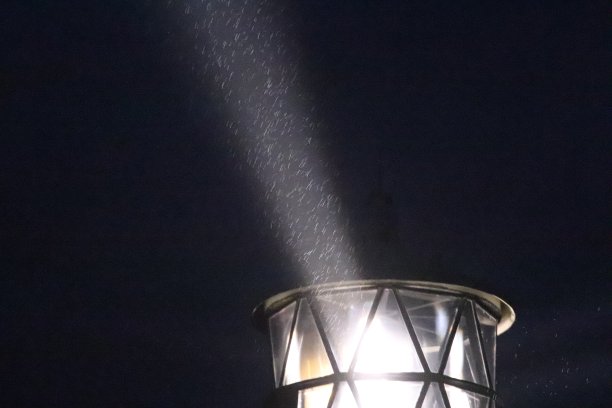 灯塔在黑暗图片下载