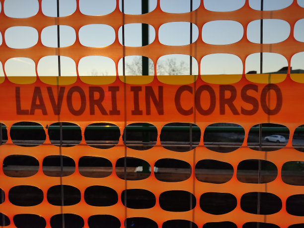 道路施工标志与橙色标志lavori在corso图片下载
