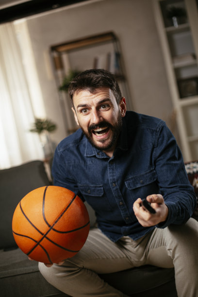 男人在看电视上的体育比赛图片下载