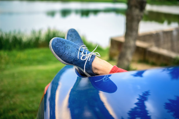 那女人的腿从后备箱伸出来了图片下载