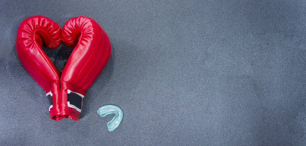 健身房背景和健身设备和情人节的概念。心形拳击手套。图片下载
