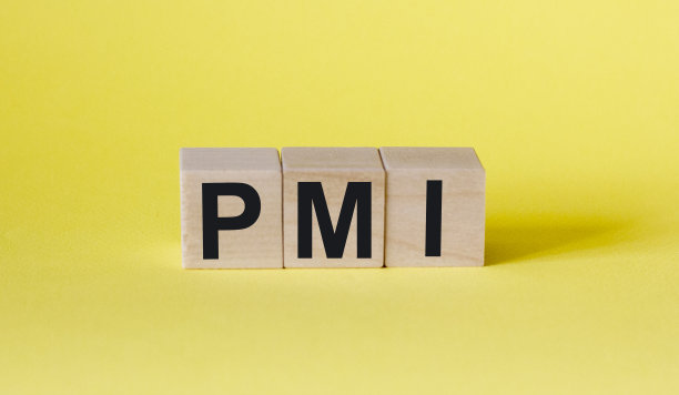 PMI这个词是由木制积木组成的。黄色背景。经营理念图片下载