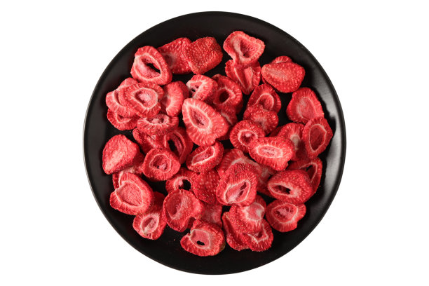 准备食用的草莓干片。图片下载