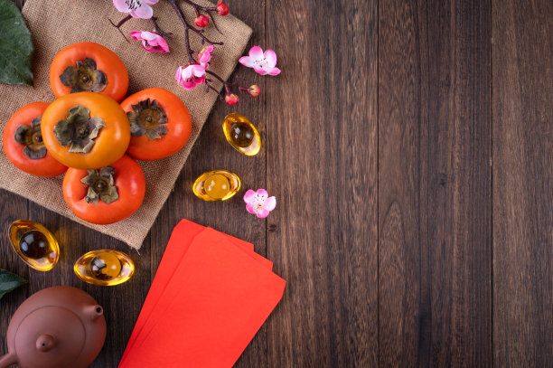 俯视图新鲜柿子在木制桌子的背景为中国农历新年图片下载