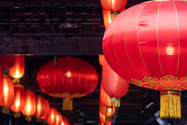 红色的中国灯笼挂在中国新年图片下载