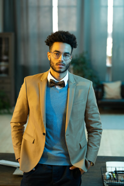 西装笔挺的商人图片下载