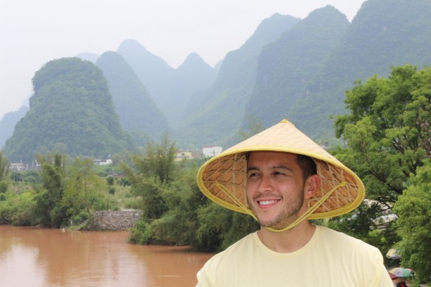 以亚洲河为背景的男子图片下载