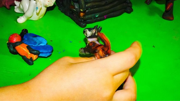 建模的面团。工艺品，孩子手里拿着一只狗。图片下载
